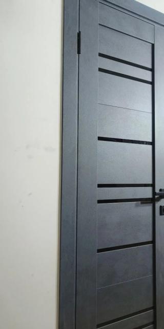 Установка межкомнатной двери Барн 2 Бетон темный в Красноярске от Двери торг